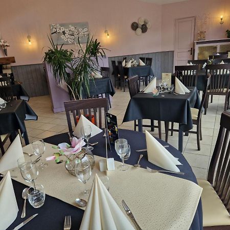 Le Gue De Genes Hotel Ambrieres Les Vallees Kültér fotó